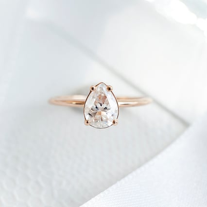 Zásnubní prsten s pear moissanitem s výběrem velikosti North