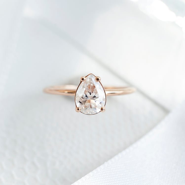 Zásnubní prsten s pear moissanitem s výběrem velikosti North 110241