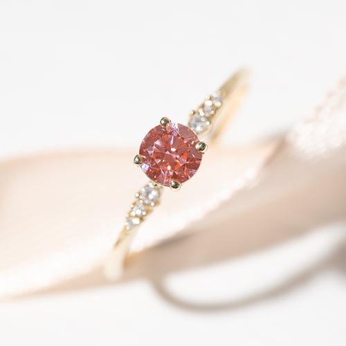 Zásnubní prsten s certifikovaným fancy pink lab-grown diamantem Amity