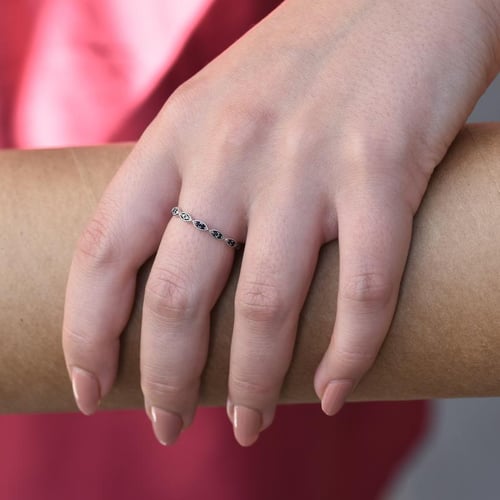 Něžný eternity prsten ze zlata s černými diamanty Talita