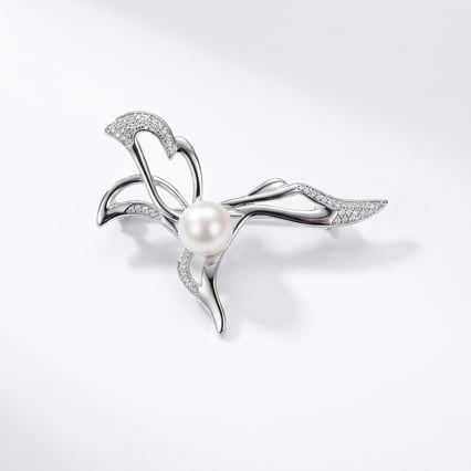 Stříbrná brož s bílou perlou a zirkony Carcy
