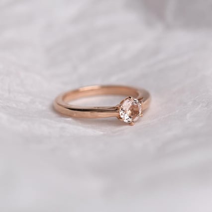 Zlatý zásnubní prsten s morganitem Rima