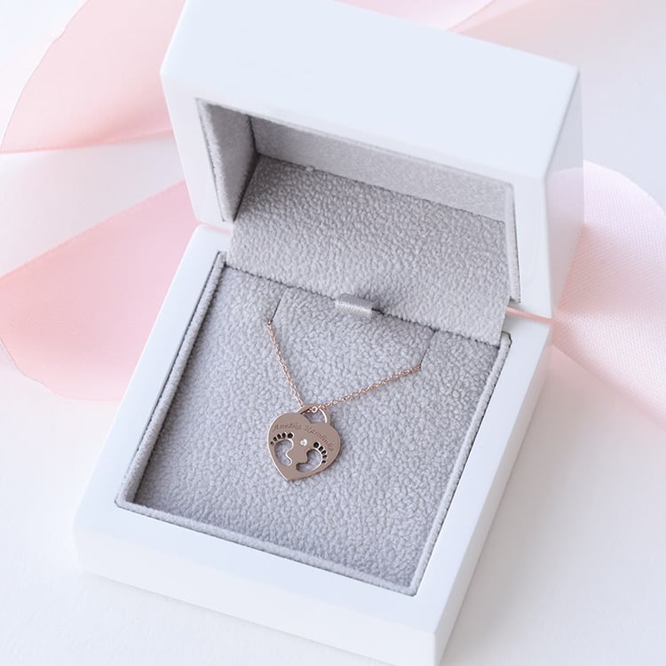 Stříbrný přívěsek dětské nožičky s diamantem a gravírem Olivia 103379