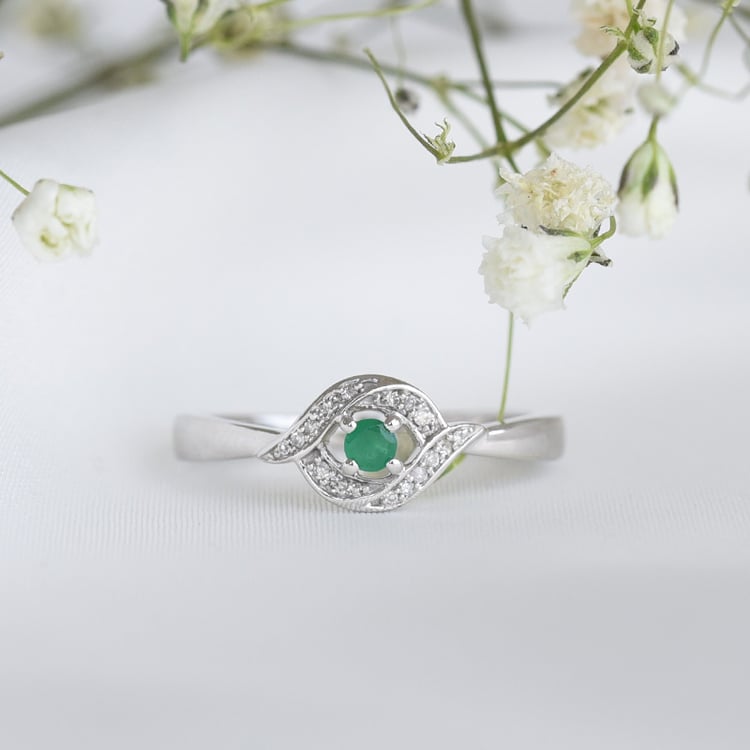 Prsten se smaragdem a postranními diamanty 78198
