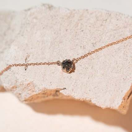 Náhrdelník se salt and pepper diamantem Mejia