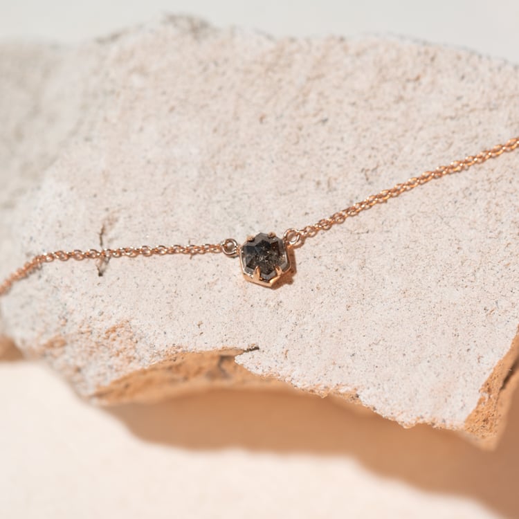 Náhrdelník se salt and pepper diamantem Mejia 104788