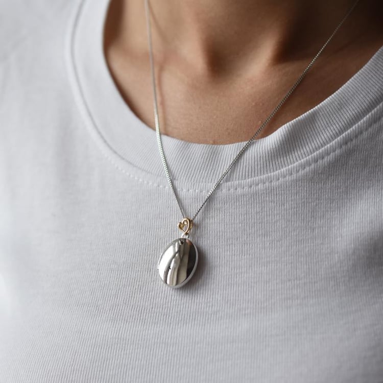 Stříbrný náhrdelník s oválným medailonem 15347