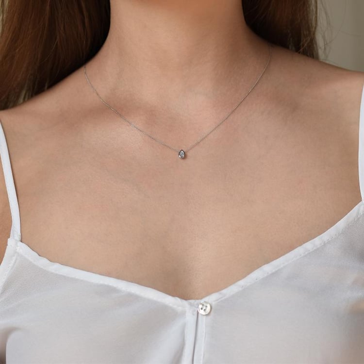 Pear diamant ve zlatém náhrdelníku 31913