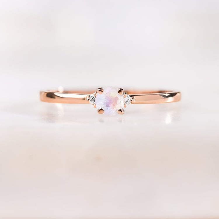 Zlatý zásnubní prsten s měsíčním kamenem a diamanty Hye 154457