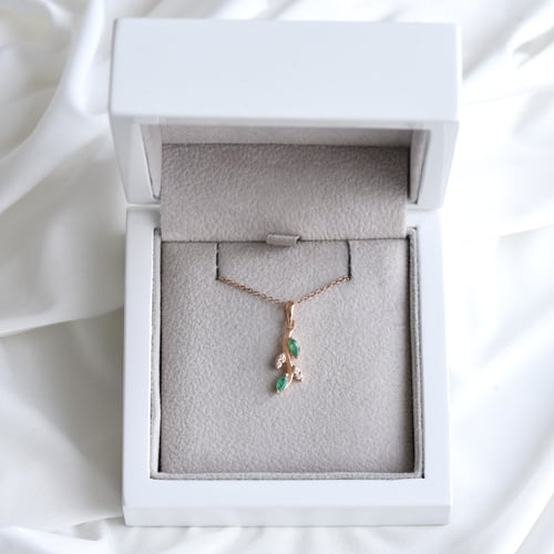 Přívěsek ve tvaru lístků s diamanty a smaragdy Jaya