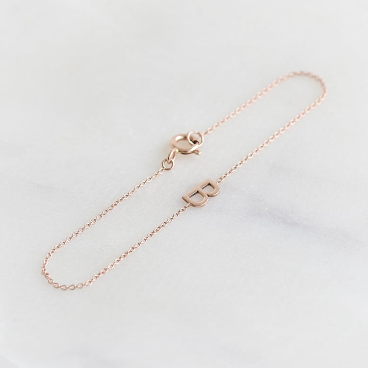 Zlatý náramek s písmenkem 110628