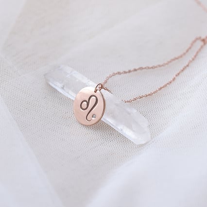 Stříbrný přívěsek se znamením a diamantem Lev