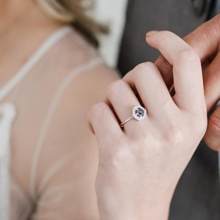 Zlatý prsten s diamantem 34289