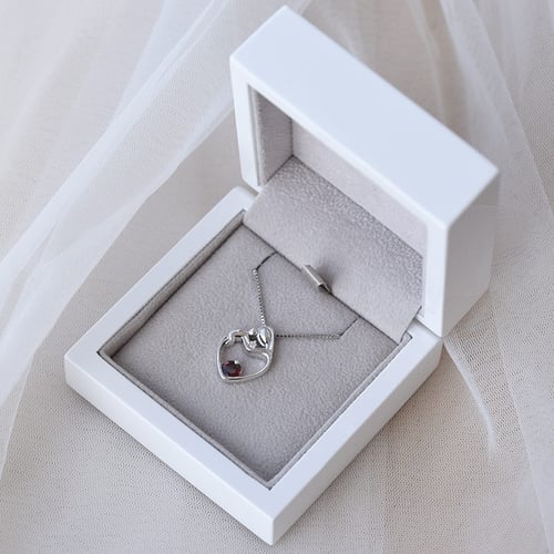 Stříbrný přívěsek matka a dítě s granátem a diamantem Ella
