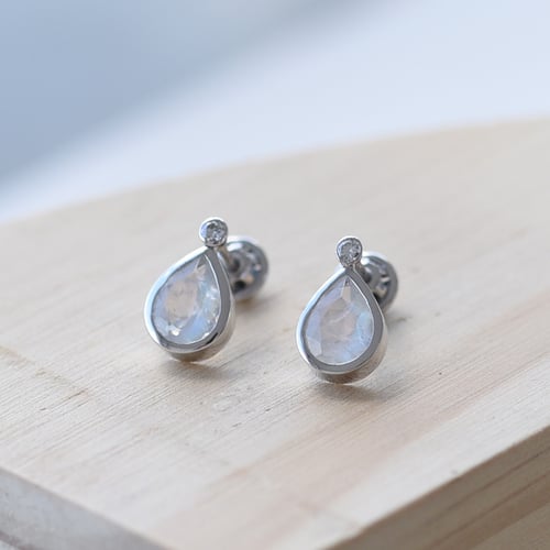 Zlaté náušnice s pear měsíčními kameny a diamanty se šroubovacím zapínáním Vendie