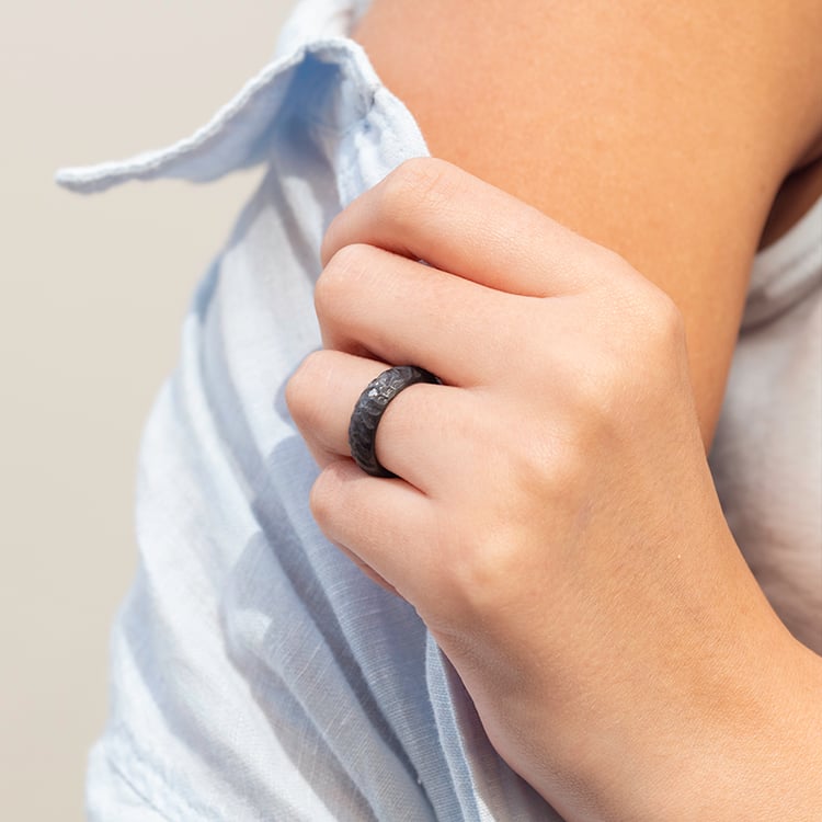 Karbonové snubní prsteny s atypickým povrchem a diamantem Mingus 144122