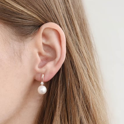 Pozlacené náušnice s bílými perlami Sarai