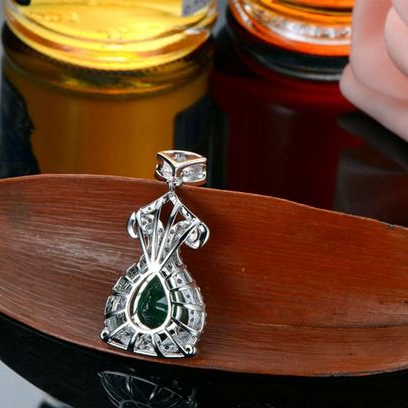 Náhrdelník s pear smaragdem 6168