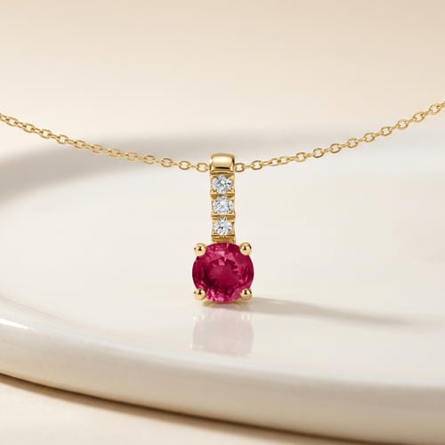 Romantický stříbrný přívěsek s rubínem a lab-grown diamanty Wui