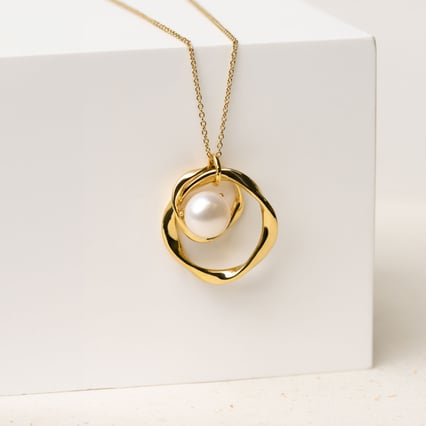 Stříbrný přívěsek s perlou Alya