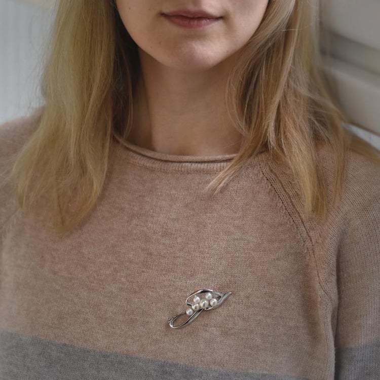 Elegantní stříbrná brož s perlami 50395