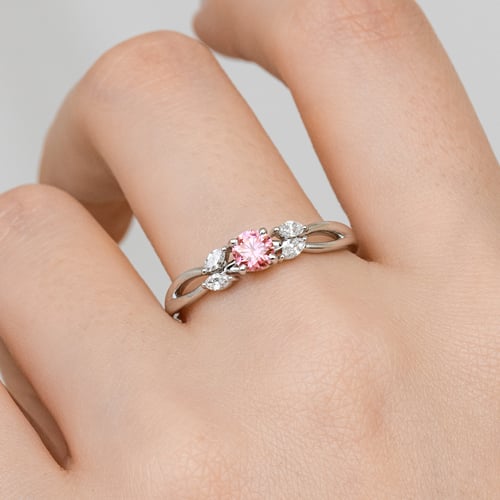 Zásnubní prsten s růžovým 0.32ct lab- grown diamantem a marquise lab-grown diamanty Halym