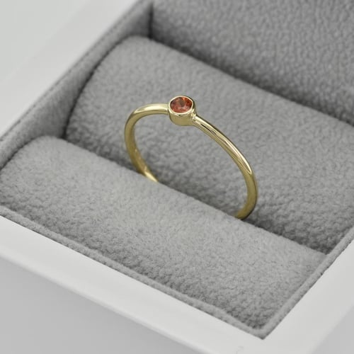 Zlatý minimalistický prsten s padparadscha safírem Emilien