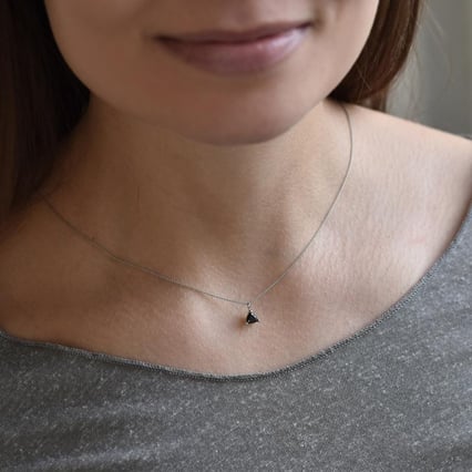 Zlatý přívěsek s černým trillion diamantem Ferin