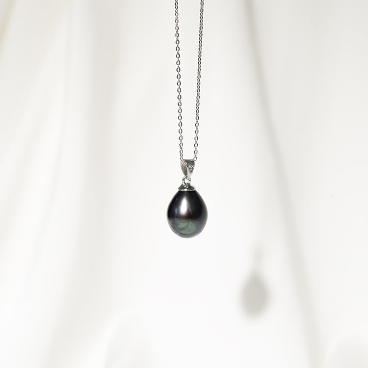 Zlatý přívěsek s černou perlou Wamox 129765