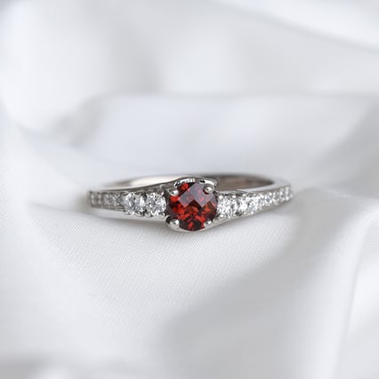 Romantický stříbrný prsten s granátem a zirkony Tereza