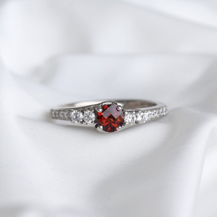  stříbrný prsten s granátem a zirkony 84709