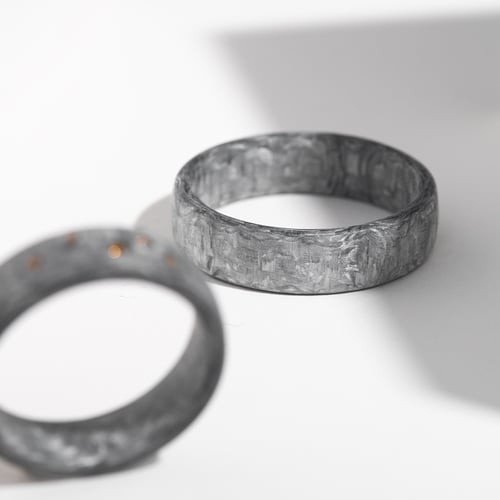 Mírně zaoblené snubní prsteny z karbonu s koňakovými diamanty Parri