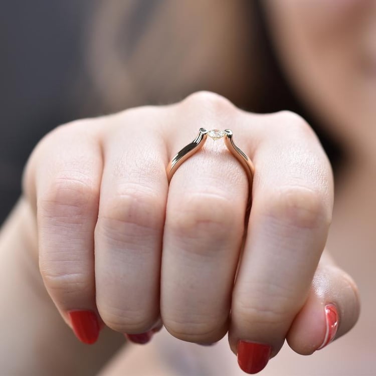 Zásnubní zlatý prsten s diamantem v tlakovém osazení 45066