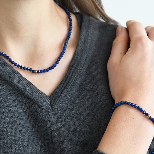 Pozlacený stříbrný náhrdelník s lapis lazuli korálky Samia