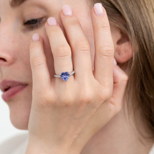 Zásnubní prsten s tanzanitem a diamanty Danine