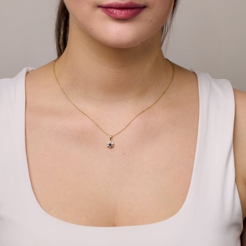 Elegantní přívěsek ve tvaru květu se safírem a lab-grown diamanty Aarav