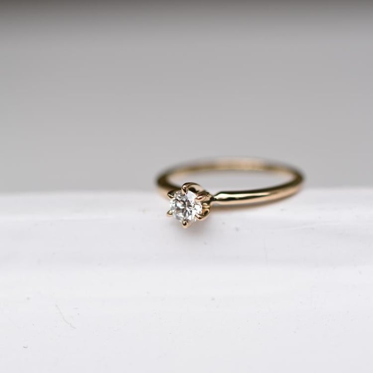 Zásnubní prsten s diamantem ze zlata 49003