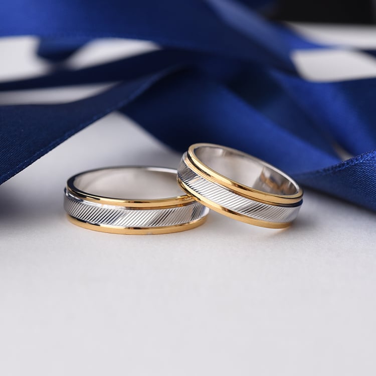 Zlaté snubní prsteny s drážkami 76192