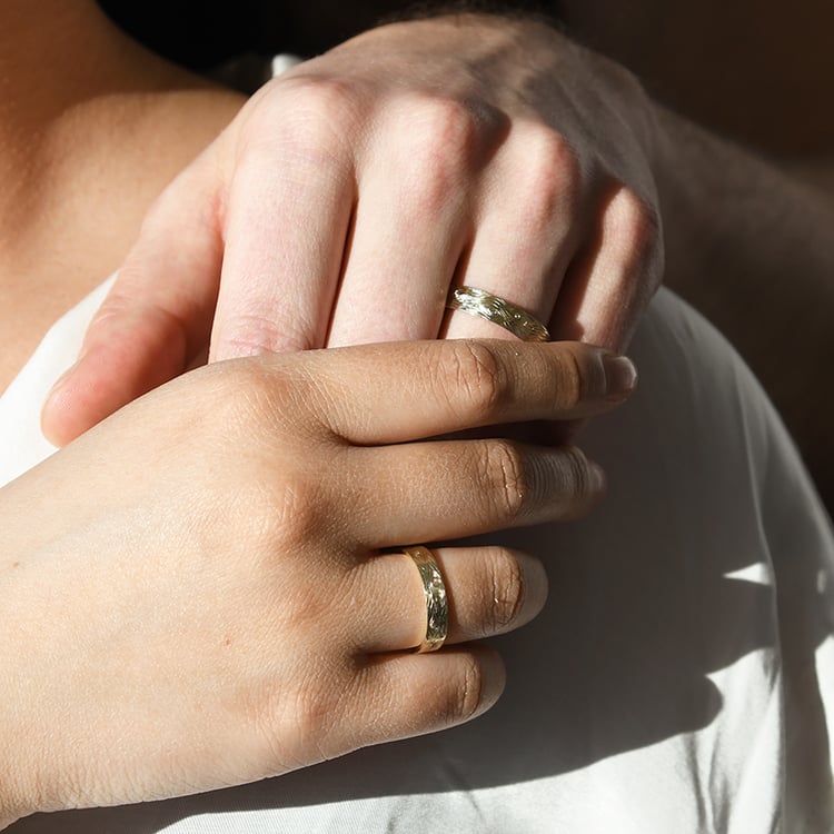 Snubní prsteny s ruční rytinou motivu dřeva a diamanty Dyanna 118333