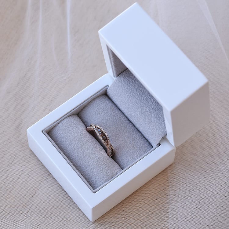 Prsten posetý diamanty 68840