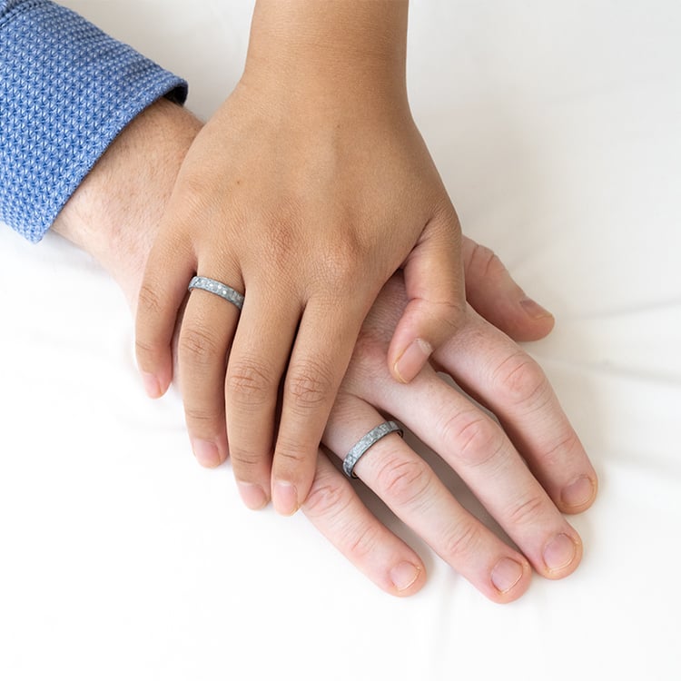 Mírně zaoblené snubní prsteny z karbonu a zlata s diamanty Otis 127240