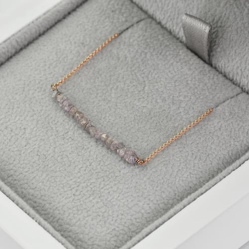 Zlatý náramek s růžovými nebroušenými diamanty Benaty