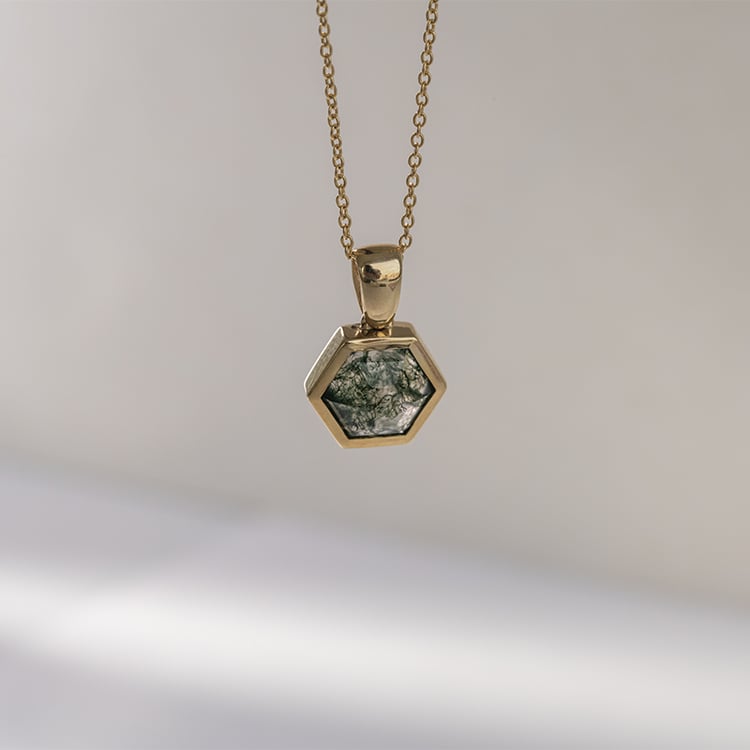 Elegantní přívěsek s mechovým achátem Corinna 121391