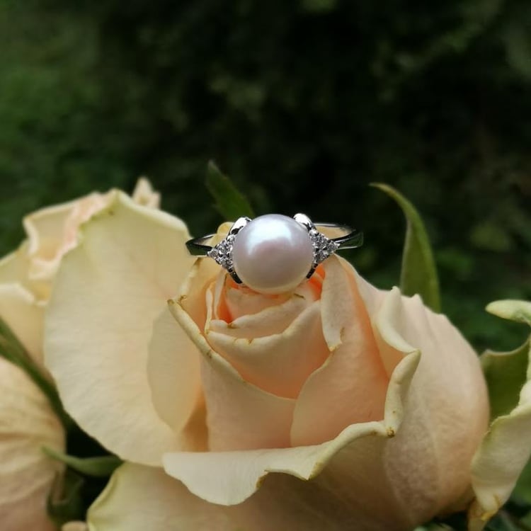Stříbrný prsten s bílou perlou 24618