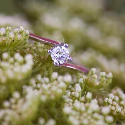 Zlatý zásnubní prsten s moissanitem Nami