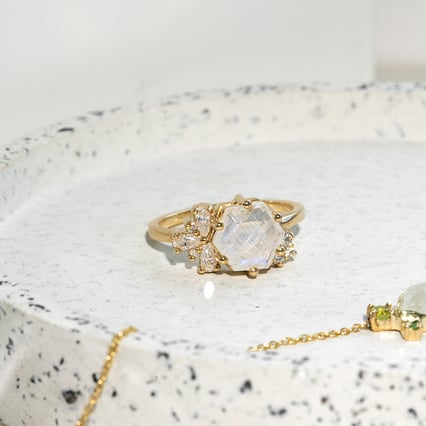 Jedinečný prsten s měsíčním kamenem a moissanity Anita