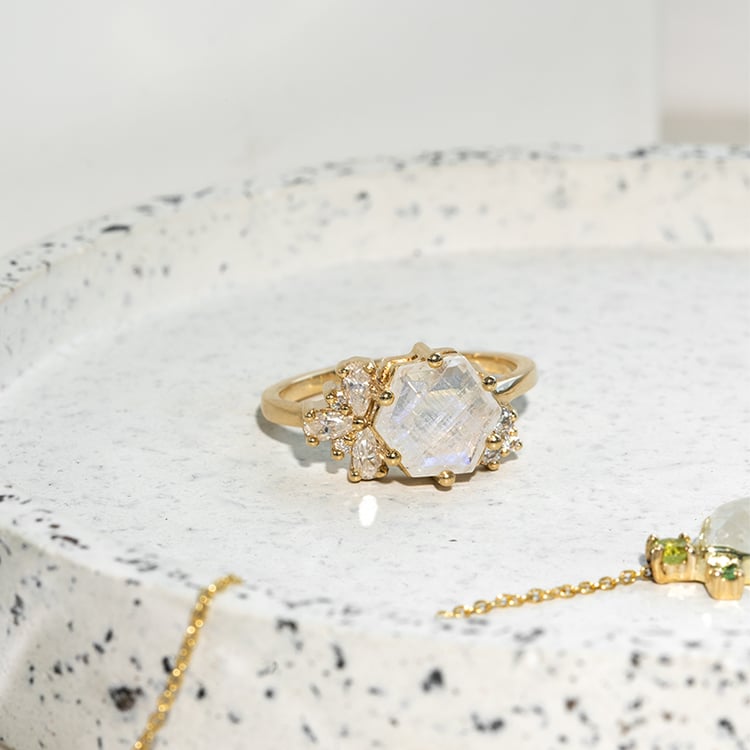 Jedinečný prsten s měsíčním kamenem a moissanity Anita 123809