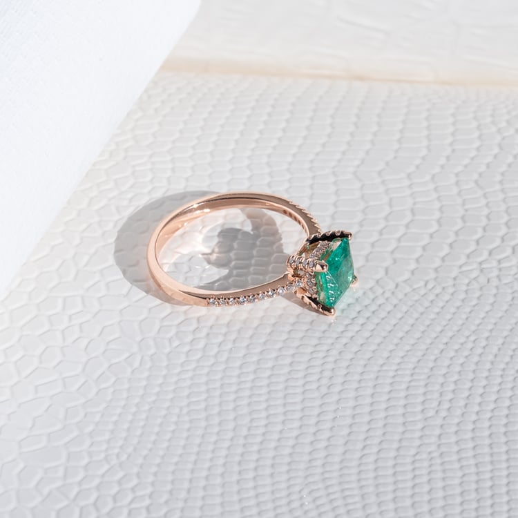 Prsten s princess smaragdem a diamanty Kip 124355