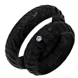 Karbonové snubní prsteny s atypickým povrchem a diamantem Mingus