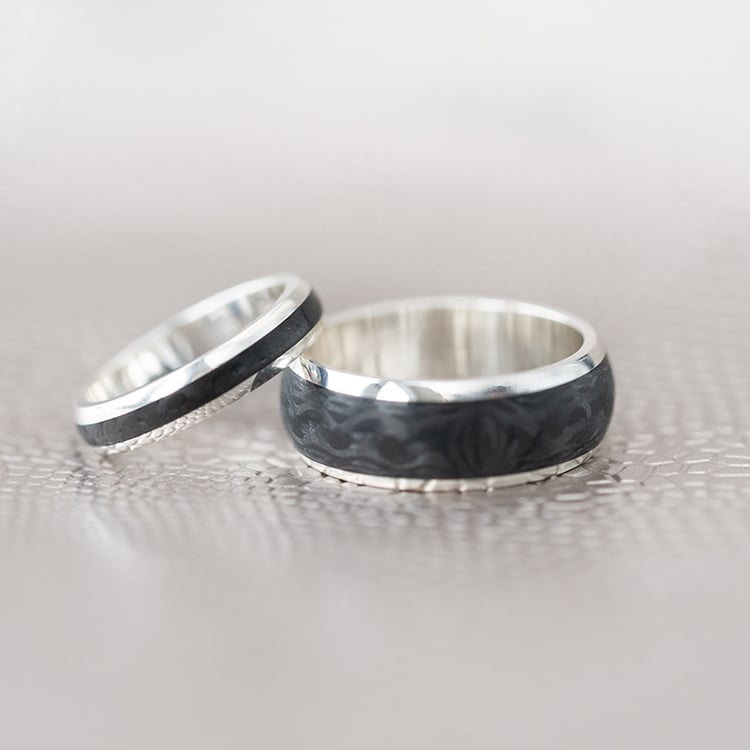 Půlkulaté snubní prsteny z karbonu a zlata Tiah 97551